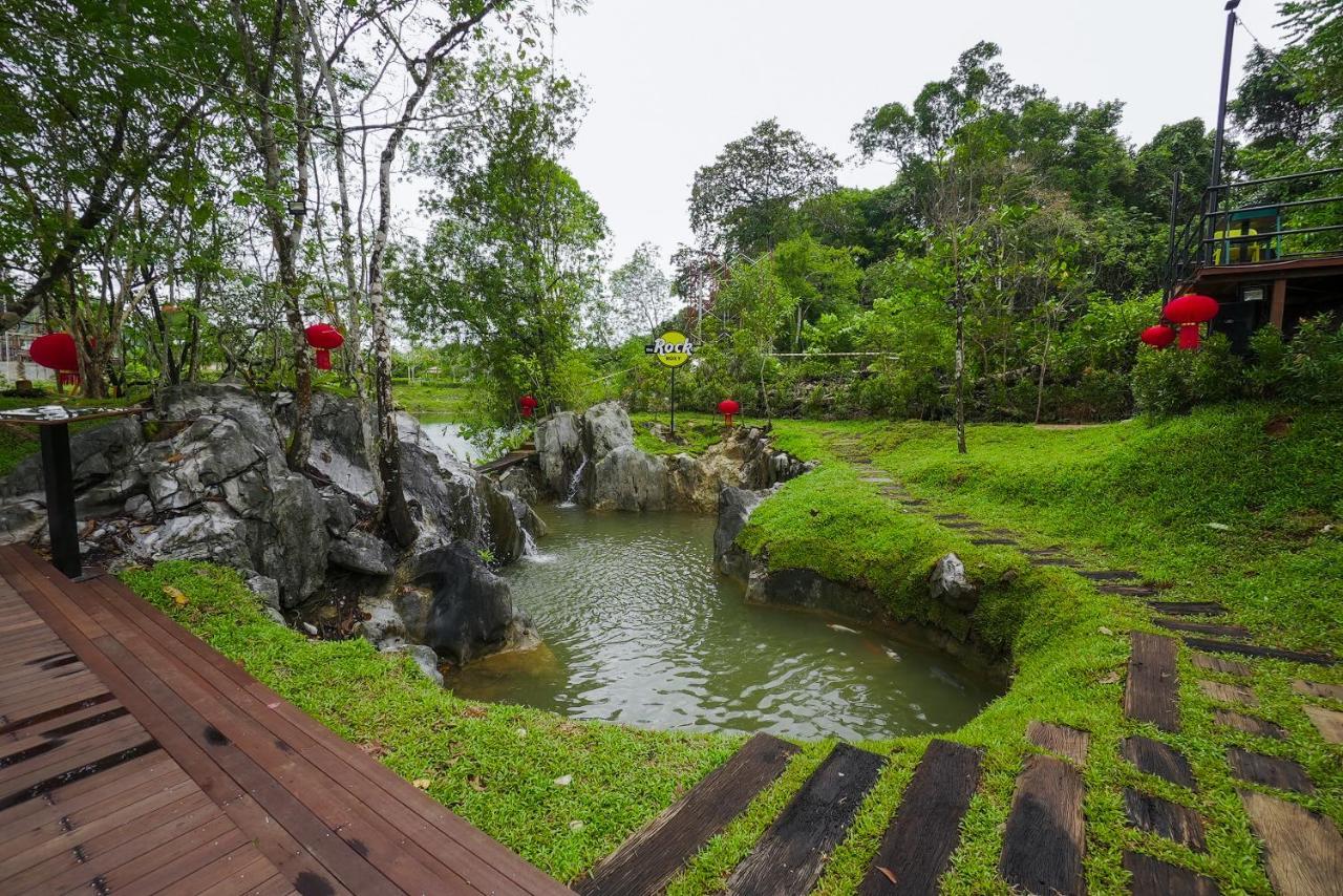 Roxy Tasik Biru Resort City Bau Exterior photo